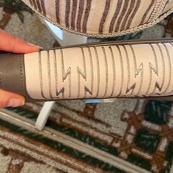 Stella & Dot Taupe Hello Gorgeous Crossbody Grey Wallet - Picture 4 of 16